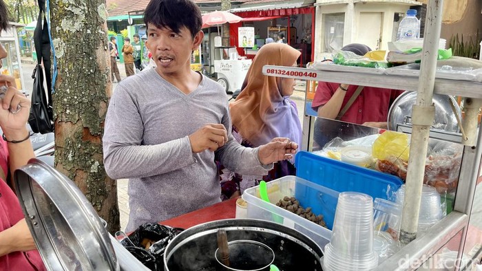 Bacil viral di depan SDN 066 Halimun, Kota Bandung. Foto: Anindyadevi