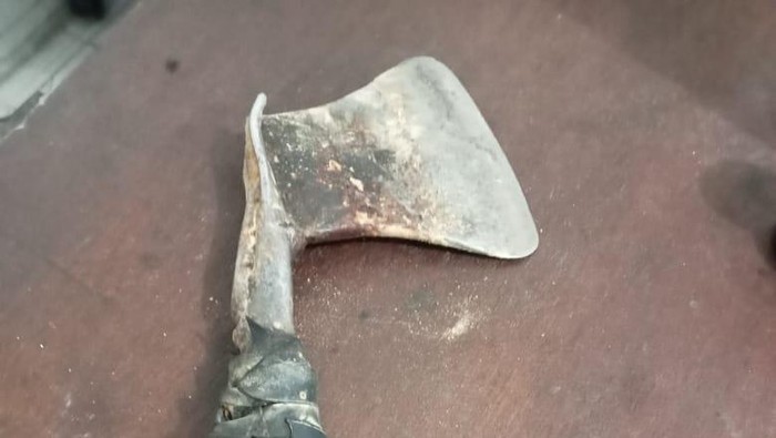 Barang bukti kapak yang digunakan Eko untuk menganiaya Untung. (Istimewa)