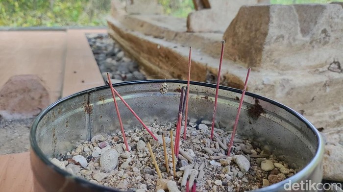 Beberapa dupa dipasang peziarah di makam Ki Wonokesonggo, Gunungkidul.