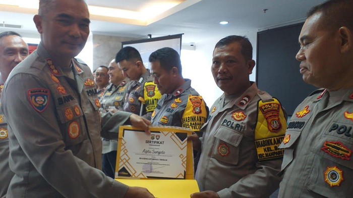 Bhabinkamtibmas Kelurahan Bangka Aiptu Suyoto mendapatkan penghargaan dari Ditbinmas Polda Metro Jaya.