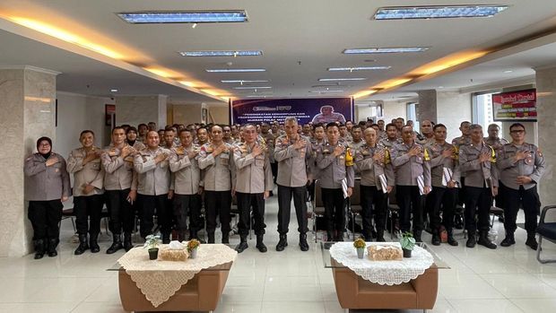 Bhabinkamtibmas Kelurahan Bangka Aiptu Suyoto mendapatkan penghargaan dari Ditbinmas Polda Metro Jaya.