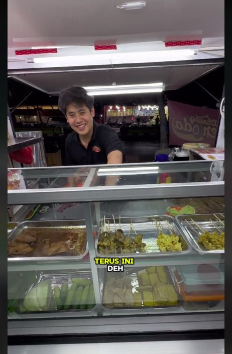 Bikin Salfok! Lelaki Ganteng Lulusan China Jualan Pecel Lele Kaki Lima