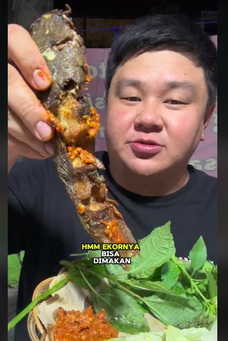 Bikin Salfok! Lelaki Ganteng Lulusan China Jualan Pecel Lele Kaki Lima