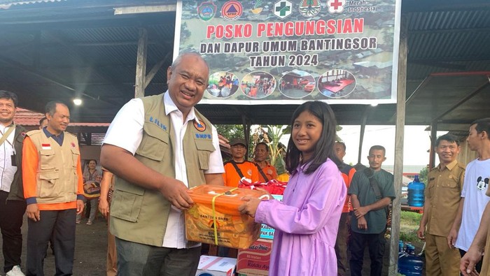 BNPB menyerahkan bantuan kepada warga terdampak banjir di Landak, Kalbar.