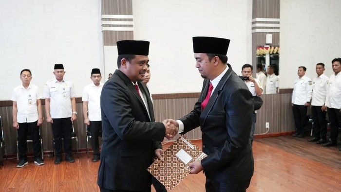 Bobby Nasution melantik Ardian Surbakti sebagai Dirut PUD Pembangunan Medan (Dok. Pemkot Medan)