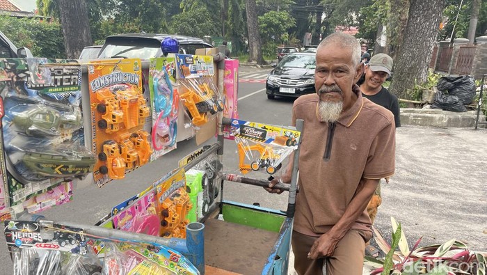 Budi, Penjual Mainan Keliling