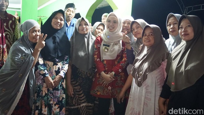 Bupati Demak Eistianah bersama ibu-ibu warga terdampak rob di Kampung Timbulsloko, Desa Timbulsloko, Kecamatan Sayung, Demak, Rabu (29/5/2024).