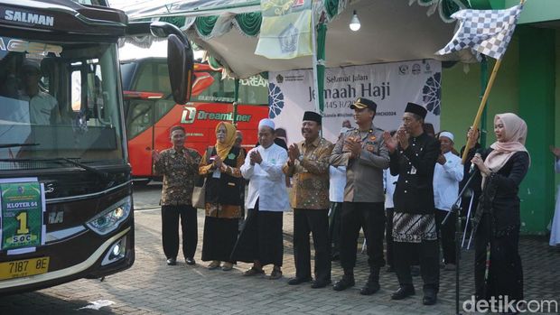 Bupati Eisti'anah memberangkatkan jemaah haji dari Gedung IPHI Demak, Rabu (29/5/2024).