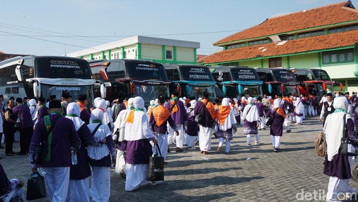 Bupati Eistianah memberangkatkan jemaah haji dari Gedung IPHI Demak, Rabu (29/5/2024).