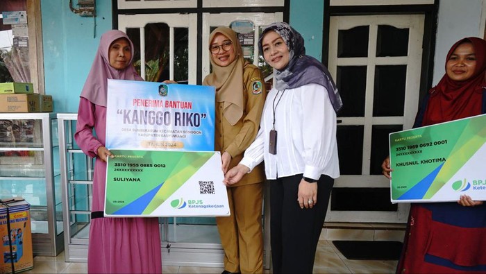 Bupati Ipuk menyerahkan bantuan Kanggo Riko ke warga penerima