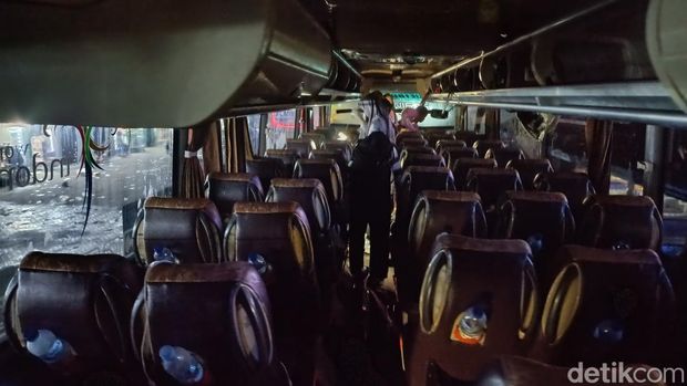 Kondisi bus Study Tour SMP Bina Cendekia Astanajapura Cirebon usai kebakaran di parkir Senopati, Selasa malam (28/5/2024).