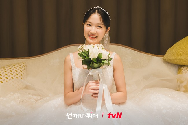 Gaun pengantin yang dikenakan Kim Hye Yoon merupakan koleksi desainer Mark Ingram yang berbasis di New York, AS.  Foto: dok. tvN