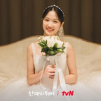 Gaun pengantin yang dikenakan Kim Hye Yoon merupakan koleksi desainer Mark Ingram yang berbasis di New York, AS.  Foto: dok. tvN