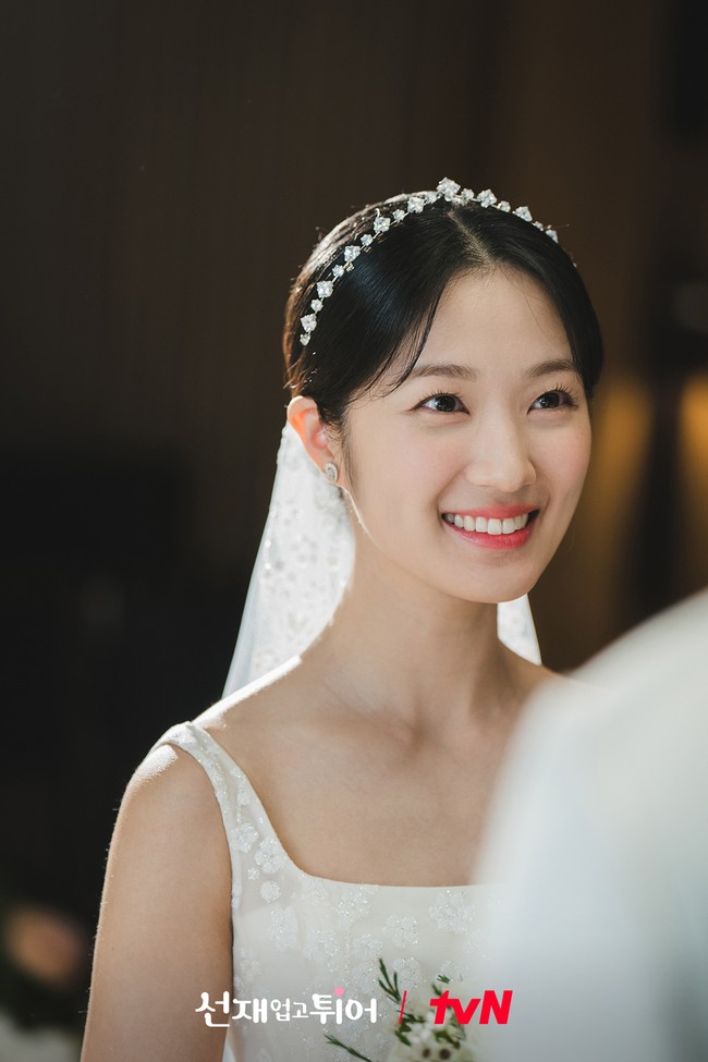 Sedangkan Kim Hye Yoon menjadi pengantin imut dan manis, dalam balutan gaun putih tanpa lengan dan tiara mutiara. Foto: dok. tvN