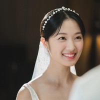 Sedangkan Kim Hye Yoon menjadi pengantin imut dan manis, dalam balutan gaun putih tanpa lengan dan tiara mutiara. Foto: dok. tvN
