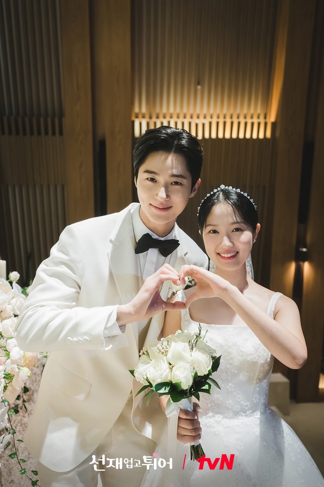 Drama Korea Lovely Runner tamat dengan akhir bahagia untuk Byeon Woo Seok dan Kim Hye Yoon. Seperti yang diharapkan para penggemar, Sun Jae dan Im Sol menikah. Foto: dok. tvN