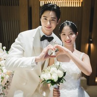 Drama Korea Lovely Runner tamat dengan akhir bahagia untuk Byeon Woo Seok dan Kim Hye Yoon. Seperti yang diharapkan para penggemar, Sun Jae dan Im Sol menikah. Foto: dok. tvN