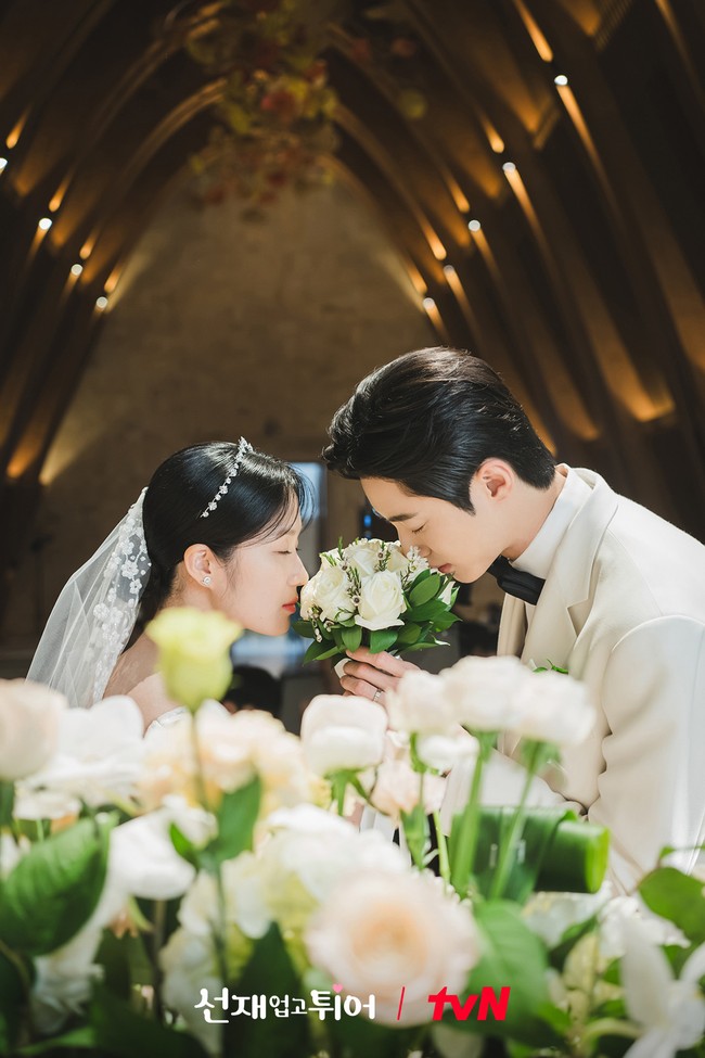 Byeon Woo Seok dan Kim Hye Yoon tampil serasi mengenakan baju pengantin berwarna putih di hari ‘pernikahan’ mereka. Foto: dok. tvN