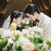Byeon Woo Seok dan Kim Hye Yoon tampil serasi mengenakan baju pengantin berwarna putih di hari ‘pernikahan’ mereka. Foto: dok. tvN