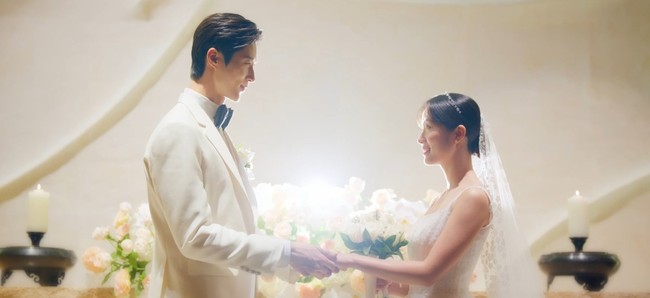 Episode terakhir Lovely Runner yang tayang Selasa (28/5/2024) kemarin memperlihatkan usaha Sun Jae melamar Im Sol dengan romantis. Pasangan itu akhirnya bersanding di pelaminan setelah melewati banyak rintangan yang melibatkan takdir. Foto: dok. tvN