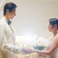 Episode terakhir Lovely Runner yang tayang Selasa (28/5/2024) kemarin memperlihatkan usaha Sun Jae melamar Im Sol dengan romantis. Pasangan itu akhirnya bersanding di pelaminan setelah melewati banyak rintangan yang melibatkan takdir. Foto: dok. tvN