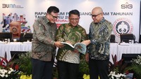 Perseroan mampu mencatatkan pertumbuhan total volume penjualan semen sebesar 7,56% menjadi 2,16 juta ton diatas pertumbuhan demand di wilayah Sumatera Bagian Selatan (Sumbagsel) yang merupakan pasar utama perusahaan yang tumbuh sebesar 1,8%. Tak hanya itu, perseroan berhasil mencatatkan pendapatan sepanjang tahun 2023 sebesar Rp2,04 Triliun atau meningkat 8% dibandingkan periode tahun lalu. Dari sisi EBITDA tercatat mencapai Rp 484,87 Miliar atau meningkat 13% dibandingkan dengan tahun 2022 yang sebesar Rp430,45 miliar.