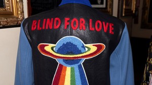 Jaket Gucci bertanda tangan milik Sir Elton John. Total lot diperkirakan akan menghasilkan $4 hingga $5 juta.
