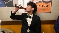 Berbeda dengan momen yang satu ini, Devano mampir ke restoran saat liburan ke Kyoto, Jepang. Begini gayanya saat meneguk minuman dalam botol. Foto: Instagram @iamdevano