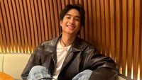 Di Instagram, Devano selalu membagikan momen kesehariannya, termasuk saat nongkrong dan kulineran, seperti yang tampak pada foto ini. Foto: Instagram @iamdevano
