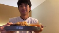 Menikmati waktu sendiri di dalam kamar, Devano memamerkan menu ayam goreng krispi. Ia bahkan merekam aksi makan tersebut dan mengunggahnya di Instagram. Foto: Instagram @iamdevano