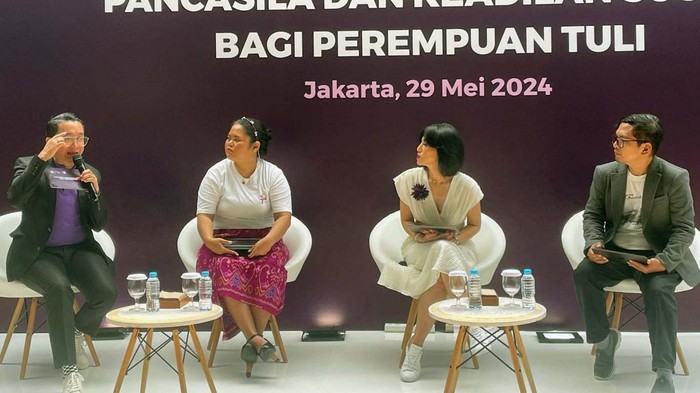 Edukasi Cegah Kekerasan Seksual Perempuan Tuli Komunitas FeminisThemis meluncurkan 'FeminisThemis Academy 2024'. Program ini mengedukasi kekerasan seksual, kesetaraan gender, dan dunia Tuli.