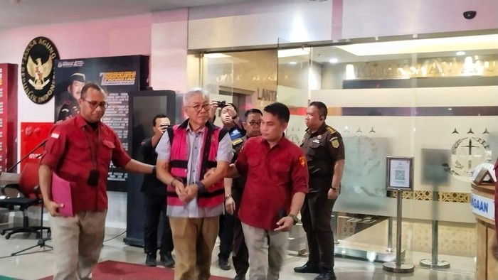 Kejaksaan Agung (Kejagung) telah menetapkan mantan Dirjen Minerba Kementerian ESDM periode 2015-2022, Bambang Gatot Ariyono, sebagai tersangka kasus dugaan korupsi tata niaga timah di wilayah Izin Usaha Pertambangan (IUP) PT Timah tahun 2015-2022. Bambang langsung ditahan usai ditetapkan sebagai tersangka.