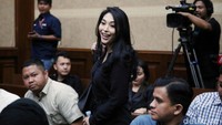 Nayunda tampak mengenakan setelan baju berwarna hitam.