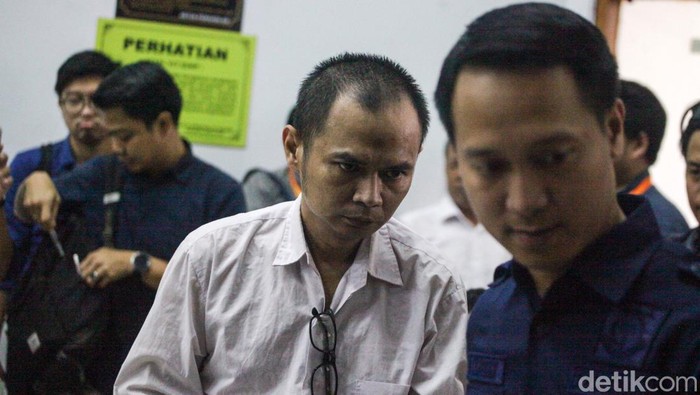 Panca Darmansyah, pembunuh empat anak kandung di Jagakarsa, Jakarta Selatan, menjalani sidang perdana hari ini. Panca didakwa terkait kasus pembunuhan.