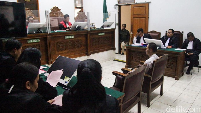 Ekspresi Panca Didakwa Bunuh 4 Anaknya di Jagakarsa Panca Darmansyah, pembunuh empat anak kandung di Jagakarsa, Jakarta Selatan, menjalani sidang perdana hari ini. Panca didakwa terkait kasus pembunuhan.