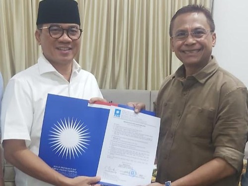 Feri Sofiyan menerima rekomendasi sebagai bakal calon Wali Kota Bima 2024 yang diserahkan KPPN PAN Yandri Susanto di Jakarta, Rabu (29/5/2024). (Dok. Pribadi Feri Sofiyan)