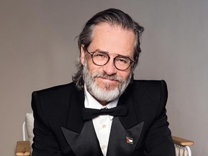 Vanity Fair Dikecam, Hapus Pin Palestina dari Foto Aktor Guy Pearce di Cannes