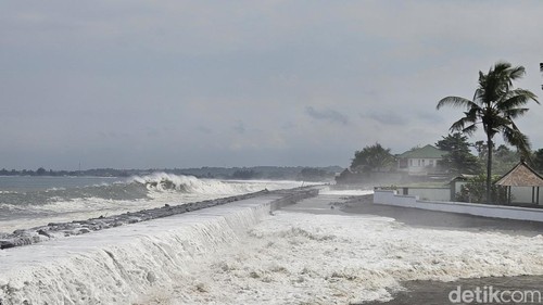 Gelombang tinggi menerjang Pantai Lepang Klungkung, Rabu (29/5/2024). (foto : Putu Krista/detikBali).