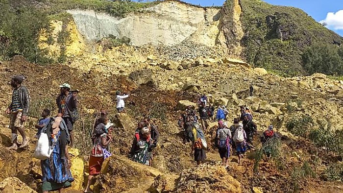 Horor Longsor di Papua Nugini, Ribuan Warga Tertimbun In this photo provided by the UNDP Papua New Guinea, villagers search through a landslide in Yambali village in the Highlands of Papua New Guinea, Sunday, May 26, 2024. The International Organization for Migration feared Sunday the death toll from a massive landslide is much worse than what authorities initially estimated. (Kafuri Yaro/UNDP Papua New Guinea via AP)