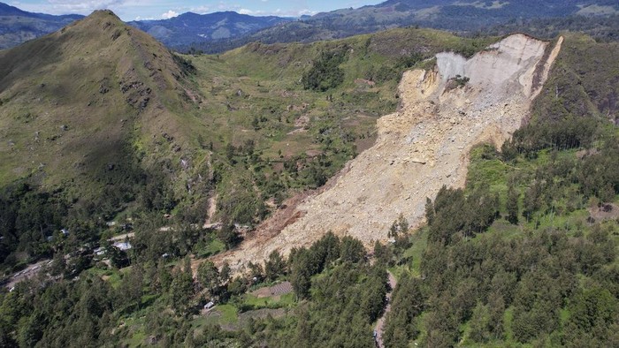 Horor Longsor di Papua Nugini, Ribuan Warga Tertimbun This photo released by UNDP Papua New Guinea, shows a landslide in Yambali village, in the Highlands of Papua New Guinea, Monday, May 27, 2024. Authorities fear a second landslide and a disease outbreak are looming at the scene of Papua New Guinea's recent mass-casualty disaster because of water streams trapped beneath tons of debris and decaying corpses seeping downhill following the May 24 landslide. (Juho Valta/UNDP Papua New Guinea via AP)
