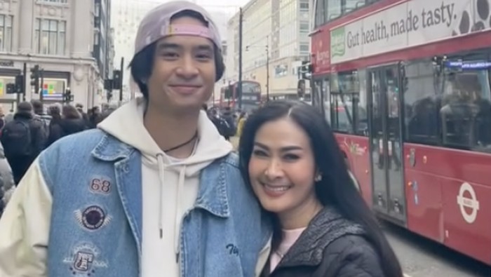 Iis Dahlia dan Devano Danendra.