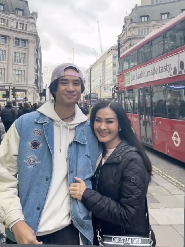 Rasa Bangga Iis Dahlia saat Devano Terima Piala di Festival Film Bandung