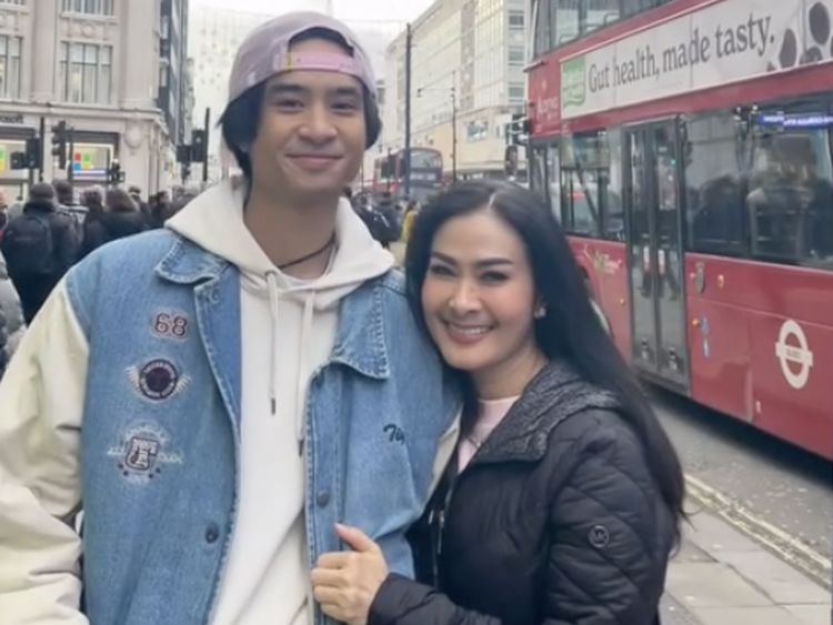 Rasa Bangga Iis Dahlia saat Devano Terima Piala di Festival Film Bandung