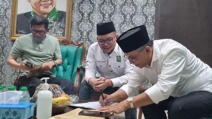 Ilham Arief Sirajuddin (kanan) mengikuti uji kelayakan dan kepatutan di DPP PKB.