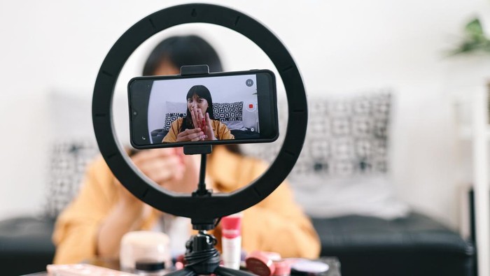 Ilustrasi Pembuat Konten Shopee Video
