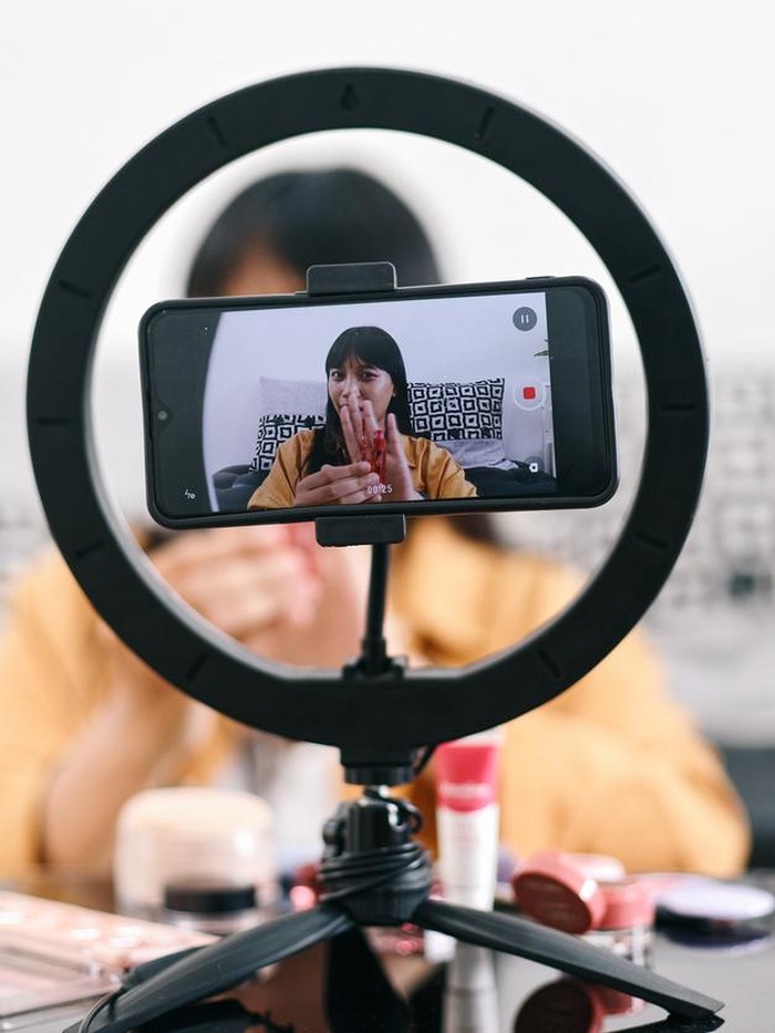 Ilustrasi Pembuat Konten Shopee Video