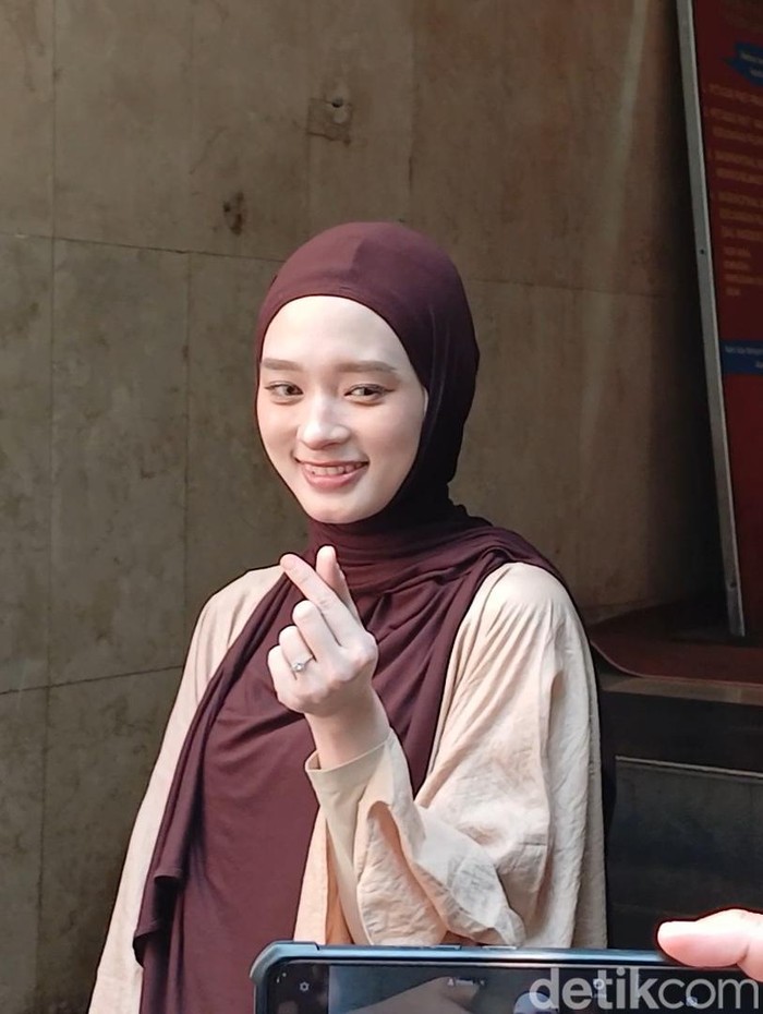 Inara Rusli di Polda Metro Jaya.