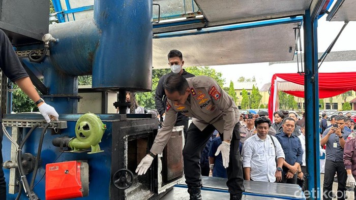 Kapolda Sulsel Irjen Andi Rian Djajadi Ryacudu saat memimpin pemusnahan barang bukti narkoba di Mapolda Sulsel. (Ahmad Nurfajri/detikSulsel)