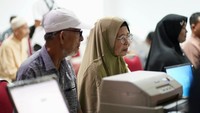 Suasana haru dan bahagia memenuhi ruangan saat pasangan lansia yang belum memiliki status pernikahan dalam catatanan negara selama puluhan tahun kini resmi tercatat pasangan suami istri (Dok Kemensos)