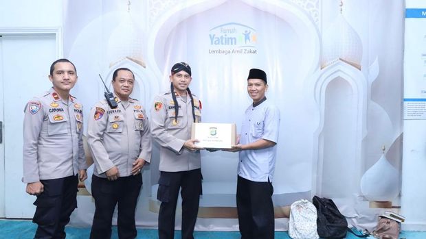 Jelang Hari Anak Internasional, Kapolsek Mampang Santuni Anak Yatim